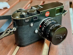 Leica M 240 Schwarz mit rotem Punkt