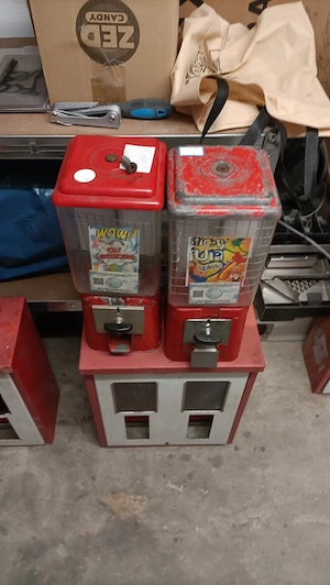 2 schachter mit Kaugummiautomaten