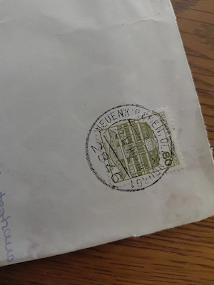 Briefmarke auf Umschlag