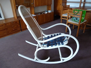 Eleganter, formschöner, zeitloser Schaukelstuhl, Rattan, weiß