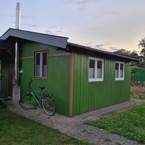 Wochenendhaus auf Wochenendplatz mit "Camping Feeling"