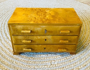 Modell-Kommode Antik Art Deco 1920er   Birkenfurnier, Schlüssel, Sammlerstück