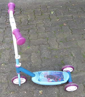 Tretroller mit zwei Reifen hinten