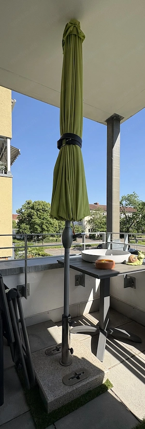 Sehr großer Sonnenschirm mit Kurbel