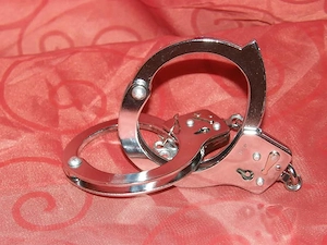 Dom bietet neugierigen W oder Paaren Spanking, BDSM, F***maschine u.v.m