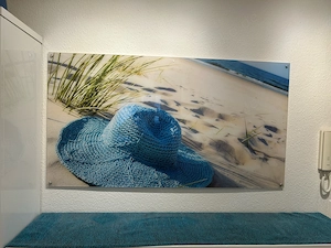 Acrylglasbild Strandszene mit Sonnenhut