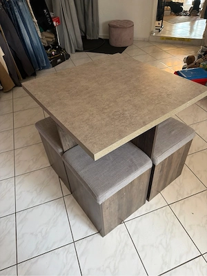 Tisch mit vier Hocker