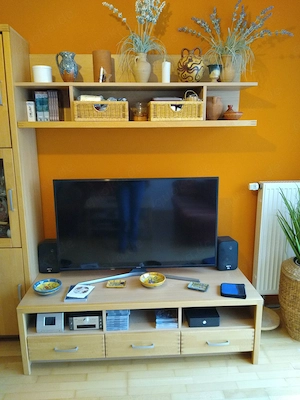 Moderne Wohnwand (4-teilig) mit zwei Vitrinen, TV-Bank und Board