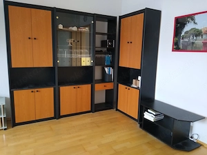 Wohnzimmerwand mit Vitrine, Regal & TV-Bank