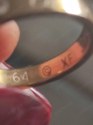 Ring mit Inschrift und Steinchen 