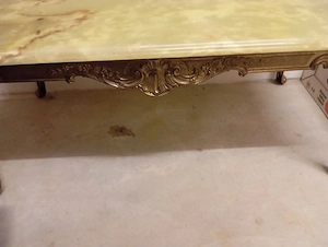Tisch mit Steinplatte