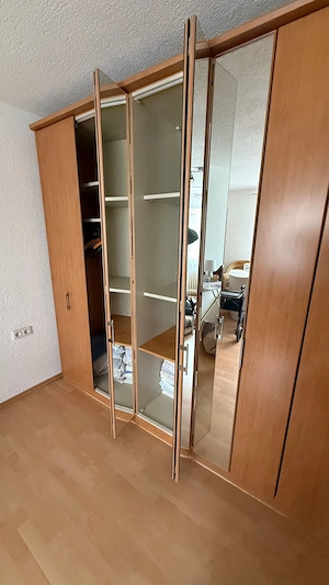 Kleiderschrank mit Spiegel