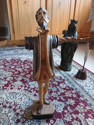 Geschnitzte Holzfiguren 
