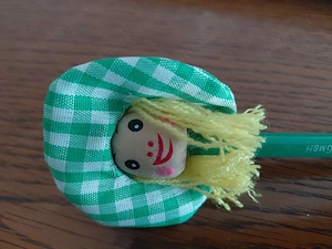 Bleistift mit Puppenkopf