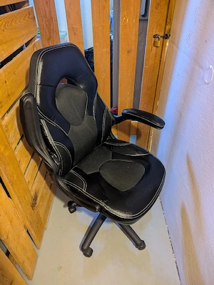 Bürostuhl mit Armlehnen