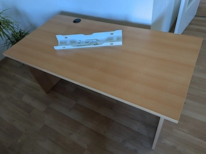 Schreibtisch 160*80cm, Kabelkanal