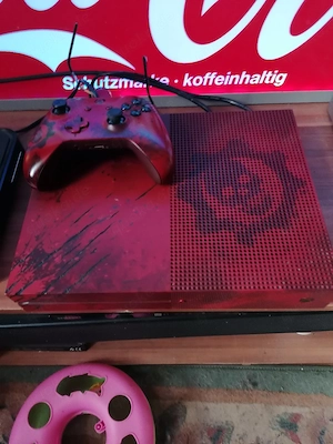 X-Box one special etition in rot mitt einem Totenkopf auf der Konsole  Bild 5