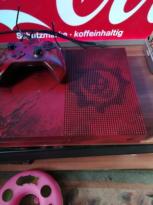 X-Box one special etition in rot mitt einem Totenkopf auf der Konsole  Bild 3