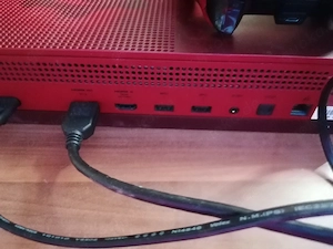 X-Box one special etition in rot mitt einem Totenkopf auf der Konsole  Bild 4