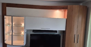 Exklusive Wohnwand mit Bar und Seitenschrank 