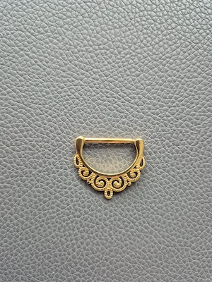 Brustpiercing Titan goldfarben