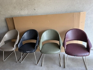 4 formschöne Esszimmer-Stühle zum neu beziehen