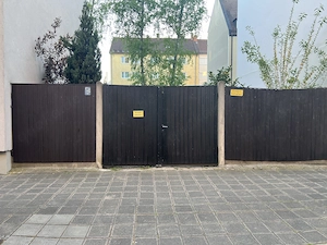 PKW Motorrad Stellplatz Nürnberg Brikenstr Bild 3