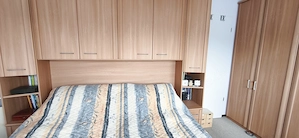 Überbau-Schlafzimmer mit Doppelbett, Lattenrosten & großem Kleiderschrank   viel Stauraum