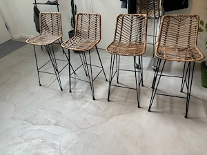 4 Barhocker mit Bastbezug