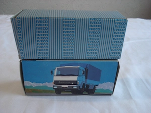 2 Iveco Metall LKW Modelle 15 cm mit Verpackung