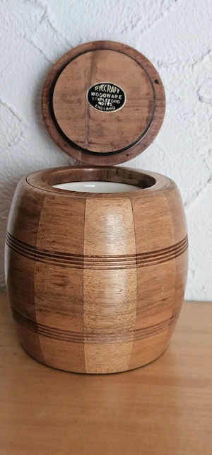 Alte Tabakdose aus massivem Holz