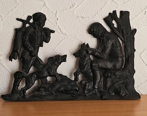 2 Jäger mit Hunden aus schwarz lackierter Bronze