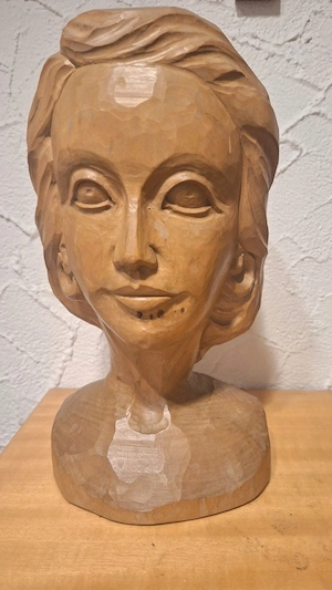 Holzskulptur Frauenkopf