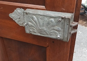 Wäscheschrank sehr alt ca1760, massiv Nussbaum, Bild 2