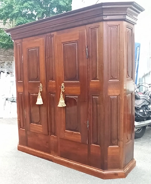 Wäscheschrank sehr alt ca1760, massiv Nussbaum,