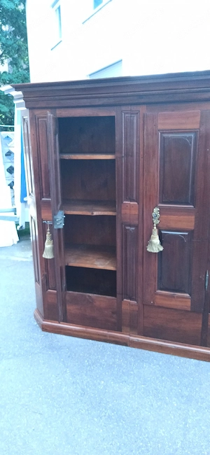 Wäscheschrank sehr alt ca1760, massiv Nussbaum, Bild 4