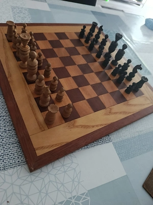 Schachbrett mit Holzfiguren 
