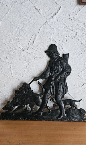 Jäger mit Hunden aus schwarz lackierter Bronze