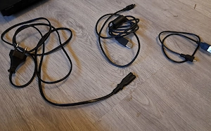 Playstation 3 mit controllern und spielen