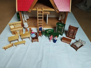 Bauernhaus (massives Puppenhaus inkl. Zubehör)