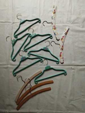 Verschiedene Kinderkleiderbügel