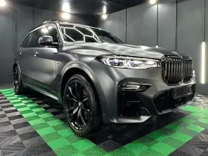 BMW X7 M X7 M50i - Dark Shadow Edition 1/500 - Frozen Arctic Grey