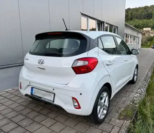Hyundai i10 1.2 84 PS Klimaautomatik 1 Hand unfallfrei Bild 3