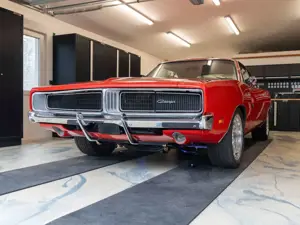 Dodge Charger Charger R/T (1969) Rot/Beige Leder , Fachmagazin-Restaurierung, Technik veredelt