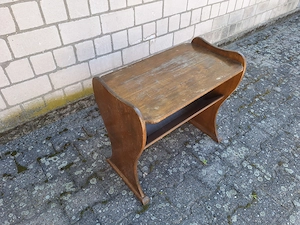 Zeitungstischchen mit Ablage