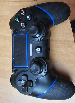 ps4 mit kontroler Bild 2
