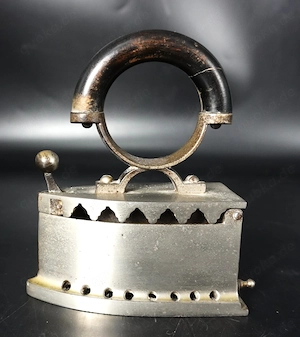 Antikes kleines Kohlebügeleisen, 17 x 13 cm