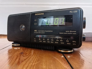 SIEMENS RG 339 Zeitloses Vintage Uhrenradio mit HWS Wecker