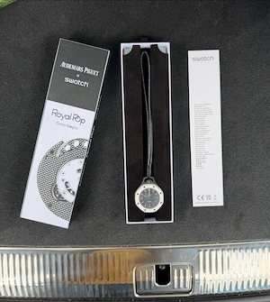 AP x Swatch Royal Pop Ocho Negro