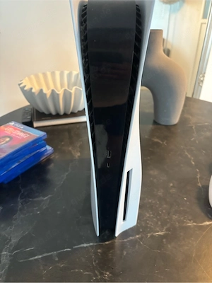 Playstation5 mit spielen und 2 controllern